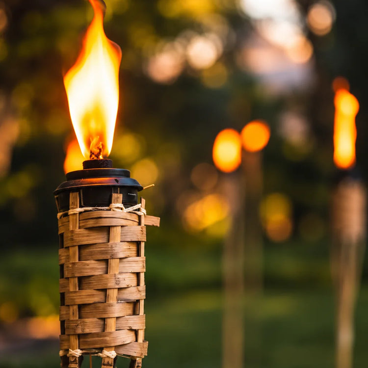 torche bambou allumée en extérieur avec flamme
